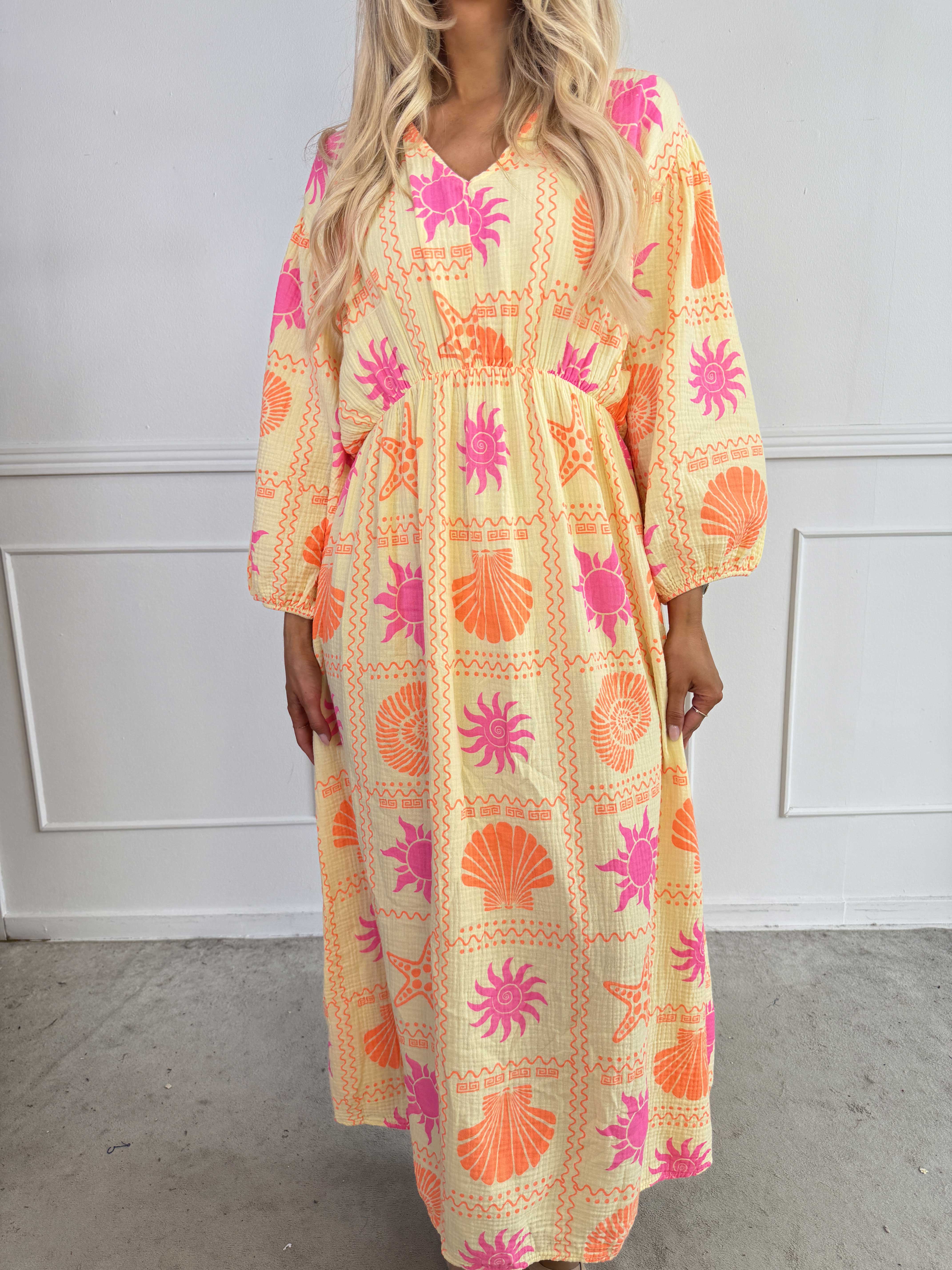 Jasmin - Lang plus size kjole i blød musselinstof med farverige motiver